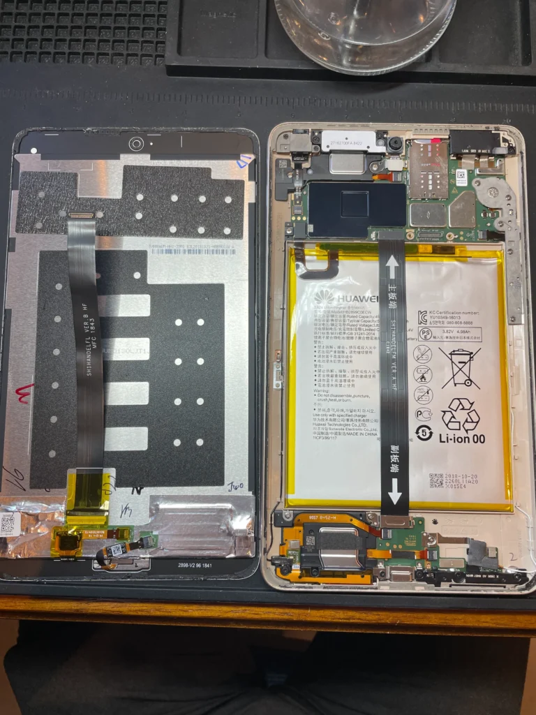 dtab Compact d-02K分解・バッテリー取り外し