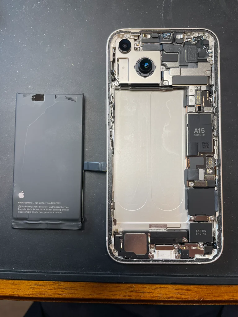 iPhone14古いバッテリー取り外し
