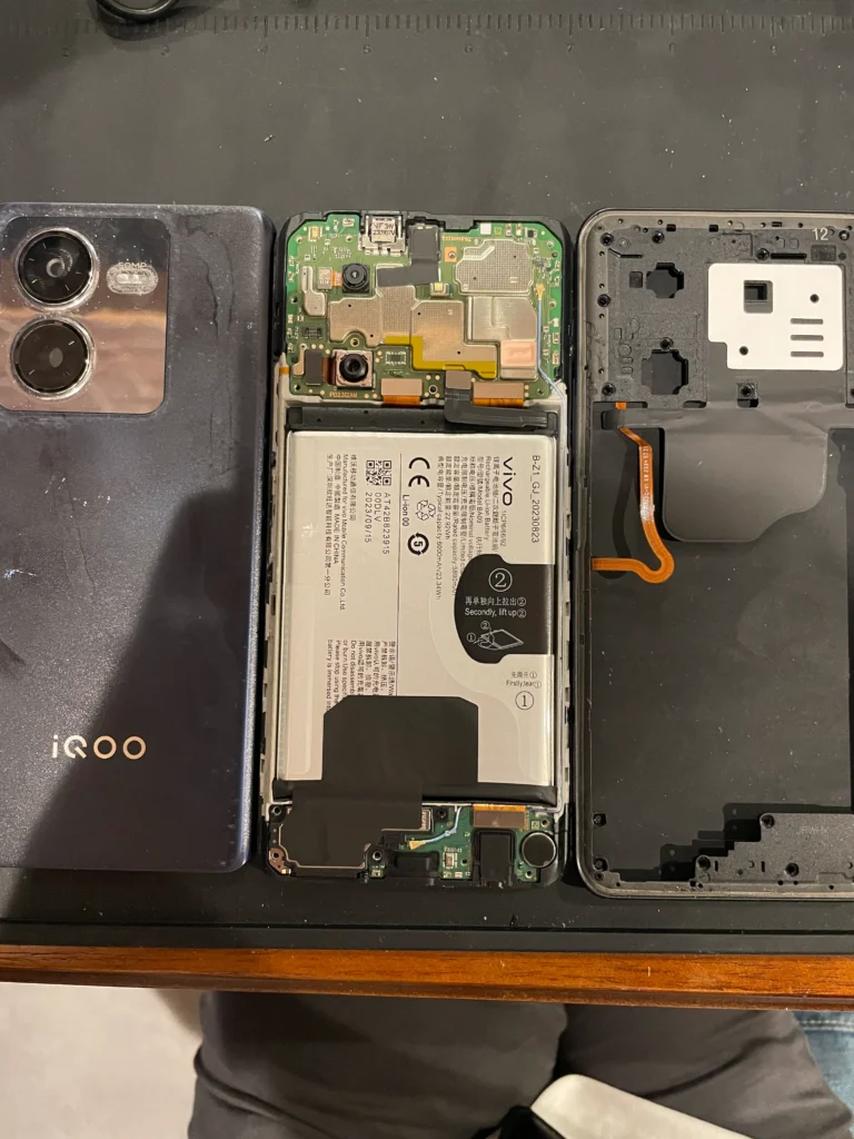 iQOOz8xバックパネル取り外し