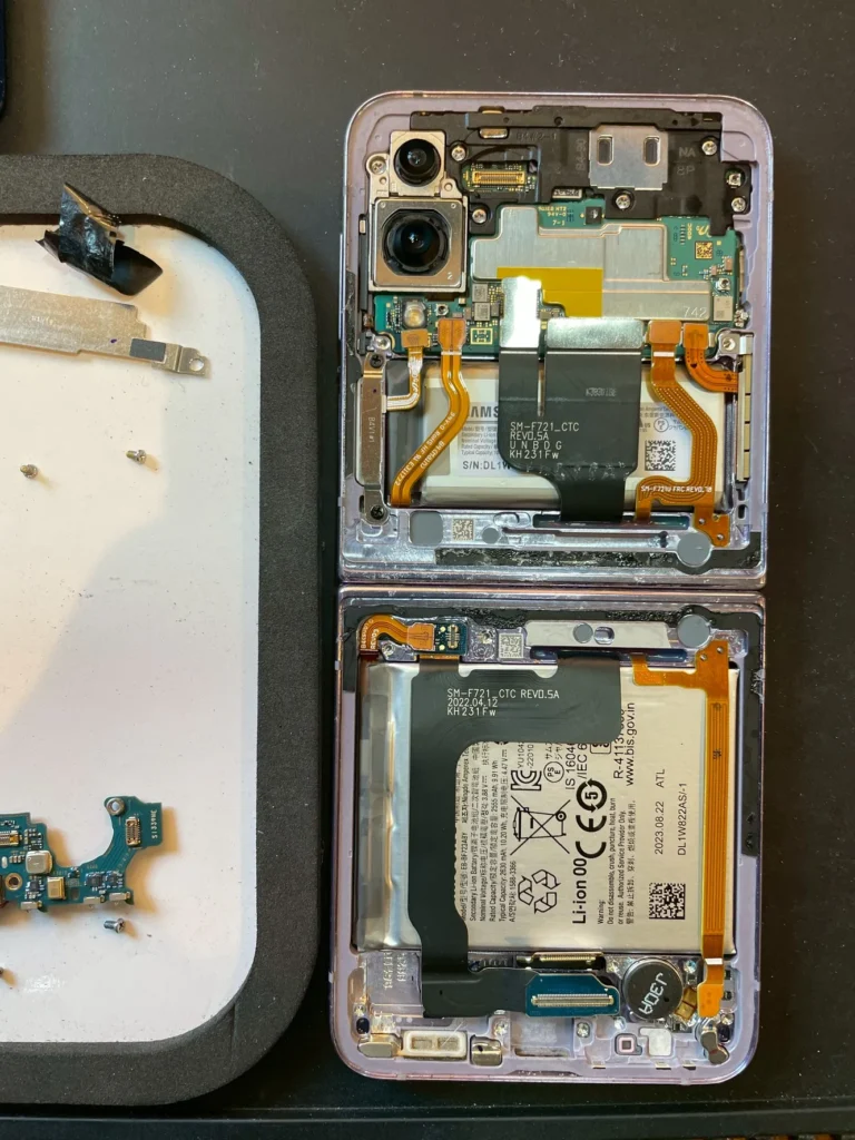 Galaxy Z Flip4内部部品分解
