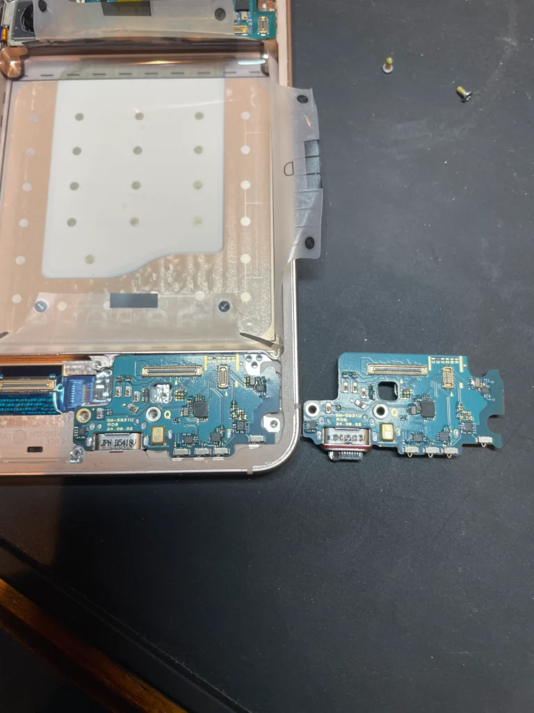 ドックコネクターとバッテリー交換画像